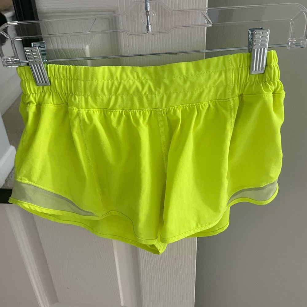 Highlighter lululemon hotty hot shorts
